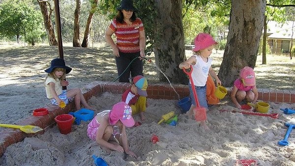 Zabawy dzieci w piaskownicy