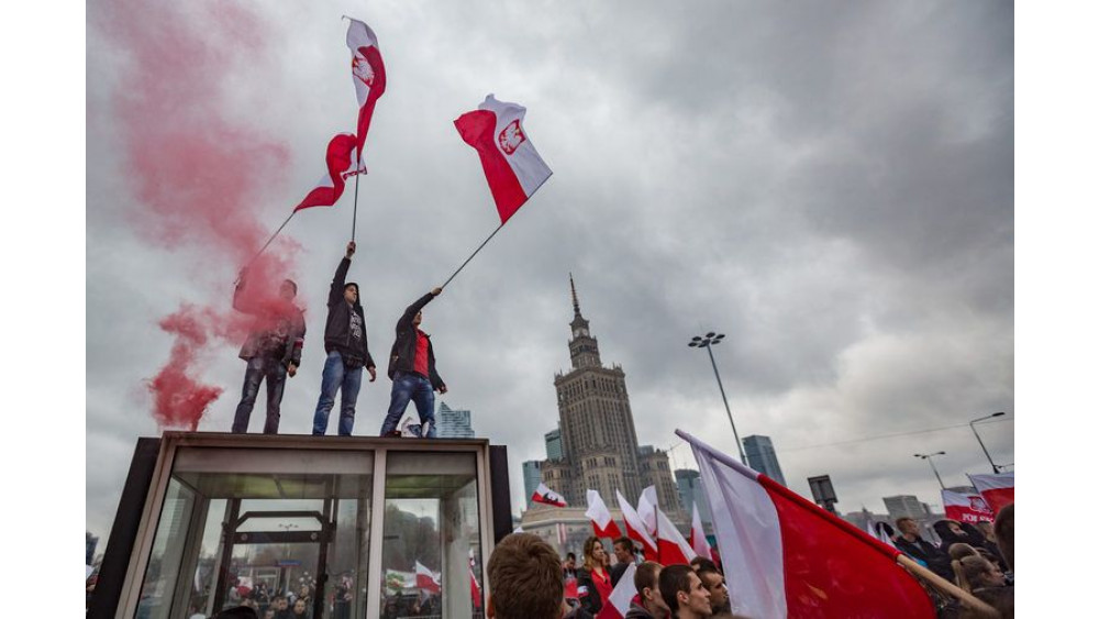 Bruksela nazywa Polaków faszystami, media drwią z polskości. Polaku wstań z kolan
